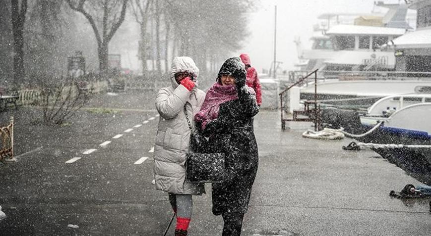 İstanbulda kar alarmı Şehir hatlarının tüm seferleri iptal edildi