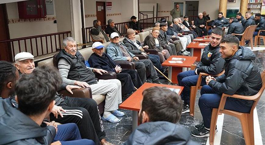 Kayserisporlu futbolculardan huzurevine ziyaret