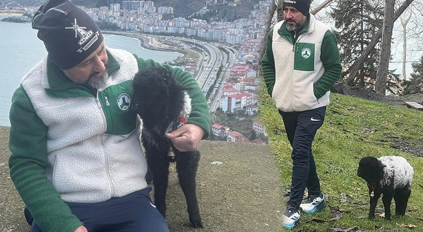 Annesinin kabullenmediği kuzuyu evde besliyor