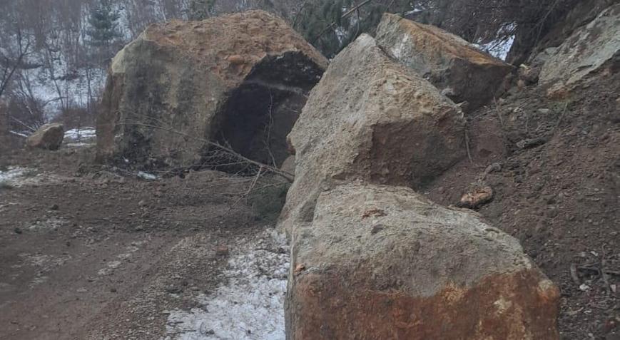 Karabükte köy yolunda heyelan