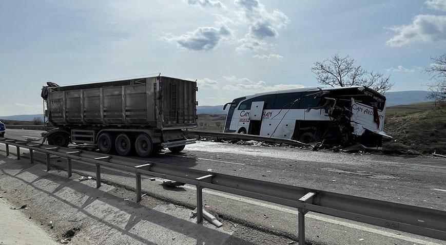 Bilecikte feci kaza TIR, yolcu otobüsüne çarptı, çok sayıda yaralı var