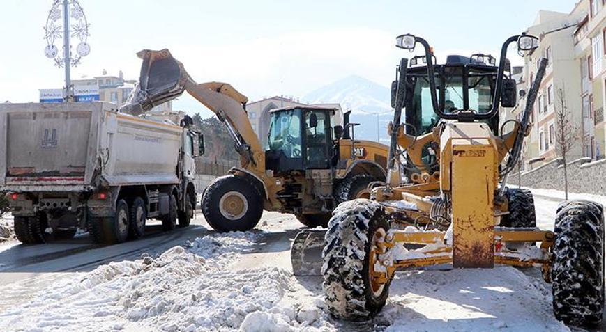 Günde 500 kamyon kar şehir dışına taşıyor Bütün il beyaz esareti yaşıyor