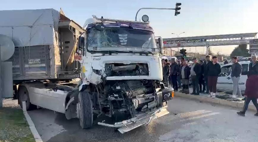 TIR ile midibüs çarpıştı: 5 yaralı