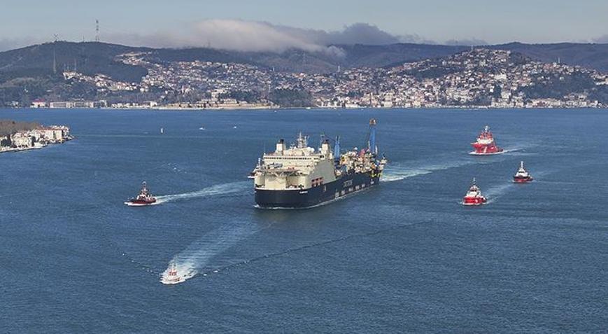 Derin denizde boru indirme gemisi Castorone İstanbul Boğazından geçti