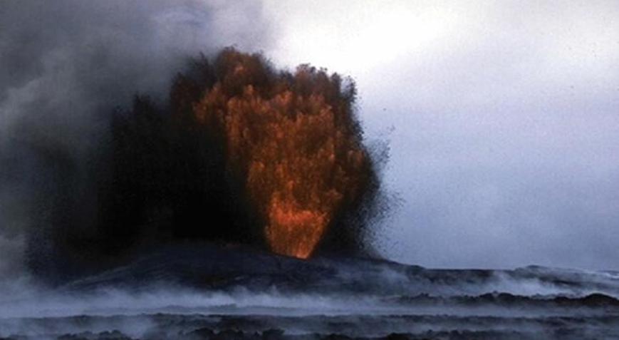 Kilauea Yanardağından akan lavlar 90 metreye yükseldi, işte görüntüler