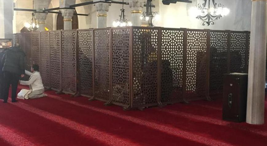 Kadın ve erkeğin yan yana teravih kıldığı görüntülere inceleme başlatıldı