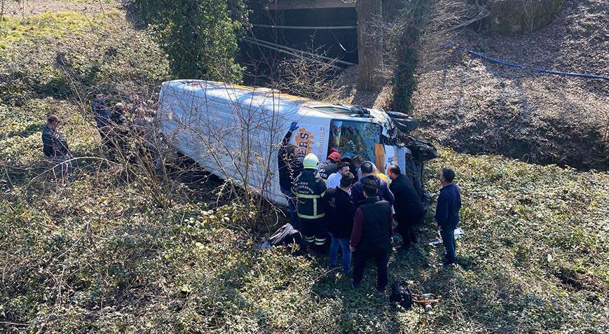 Çocuk sporcuları taşıyan minibüs kaza yaptı Yaralılar var