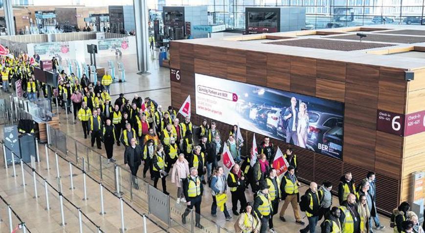 Almanya’da 13 havalimanında grev 500 bin yolcuyu etkiledi