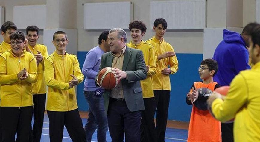 Bakan Bak okul sporları finallerinde gösteri maçına çıkıyor