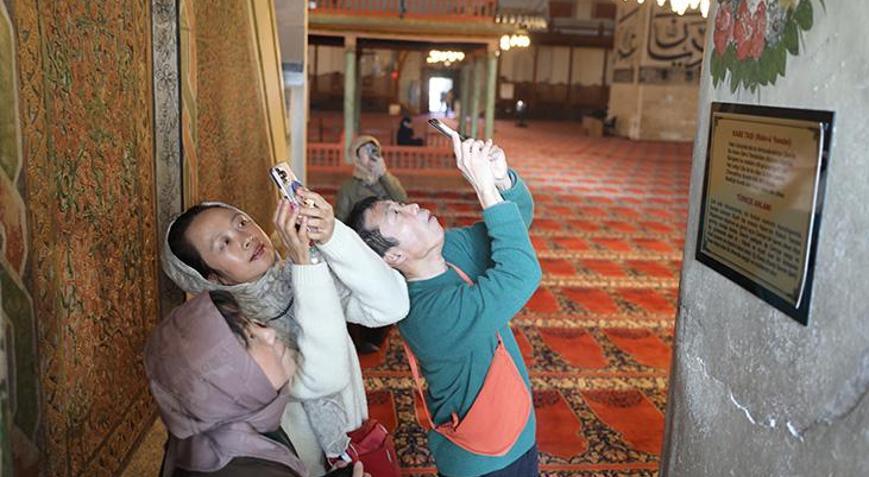Duyan akın ediyor: Bu camiye gelenler Kabe taşına dokunma fırsatı da buluyor