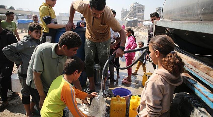 İsrailin Gazzede elektriği kesmesi sonucu halk temiz içme suyu bulamıyor