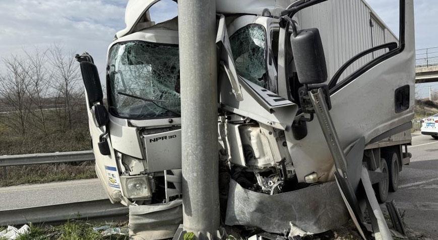 Korkunç kaza Kamyonet yön tabelasına ok gibi saplandı