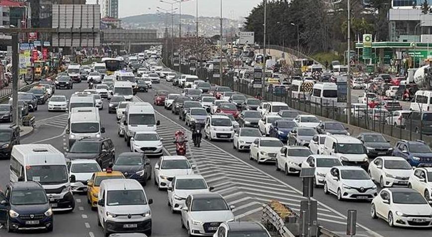 İstanbulda akşam saatlerinde iş çıkışıyla beraber trafik iyice arttı
