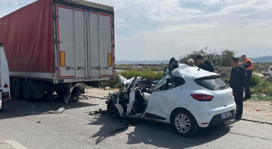 TIRın altına giren otomobil hurdaya döndü Sürücü feci şekilde can verdi