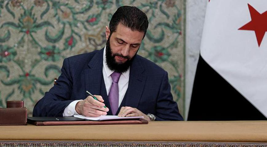 Suriye Cumhurbaşkanı Ahmed Şara, geçici anayasa bildirgesini imzaladı