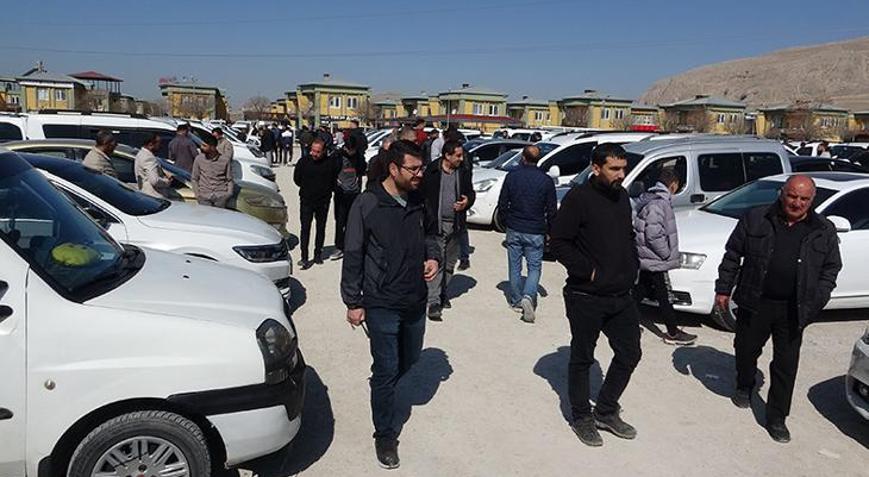 Açık oto pazarında Ramazan kalabalığı