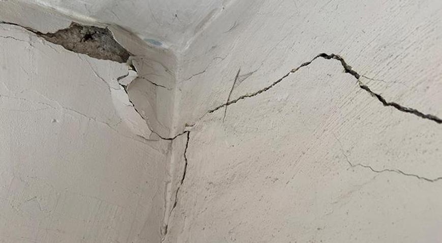 İzmirde büyük korku Evlerin duvarlarında çatlak oluştu