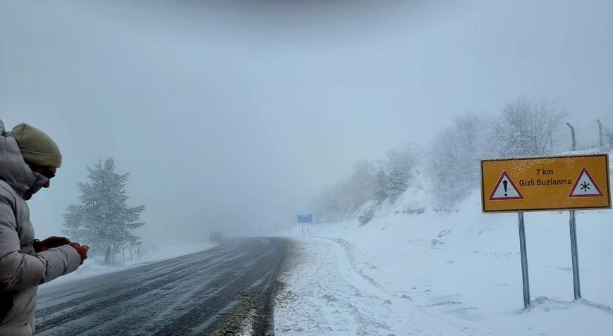 Domaniçte kar ve buzlanma ulaşımı aksattı