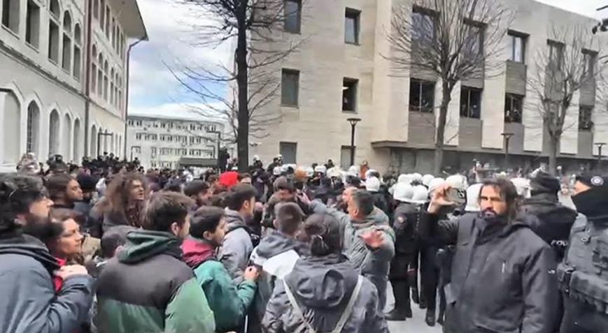 İstanbul Üniversitesinde izinsiz yürüyüşe polis müdahale etti