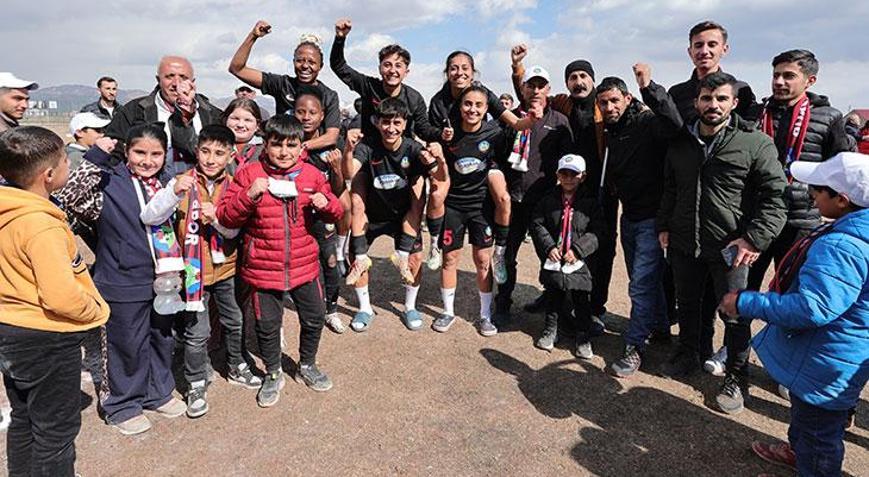 Şampiyon Yüksekovaspor, Turkcell Kadın Futbol Süper Ligine yükseldi