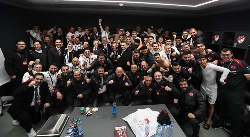 Cumhurbaşkanı Erdoğandan A Milli Futbol Takımına tebrik telefonu