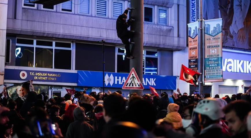 Ankarada izinsiz gösteriye müdahale eden 2 polis yaralandı
