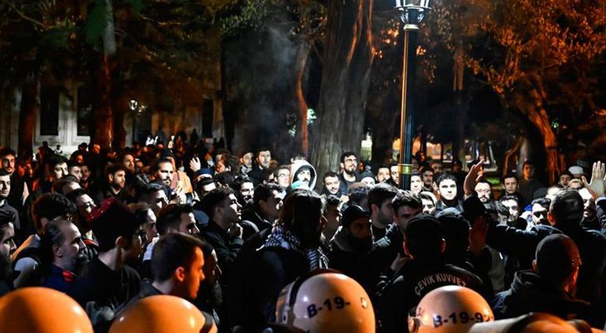 Şehzadebaşı Camisinde toplanan kalabalık caminin tahribatına karşı nöbet tuttu