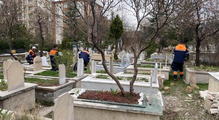 Mezarlıklarda bayram temizliği