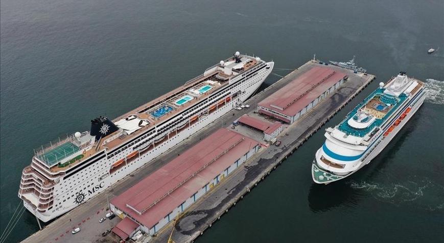 İzmire kruvaziyerle onlarca turist geldi