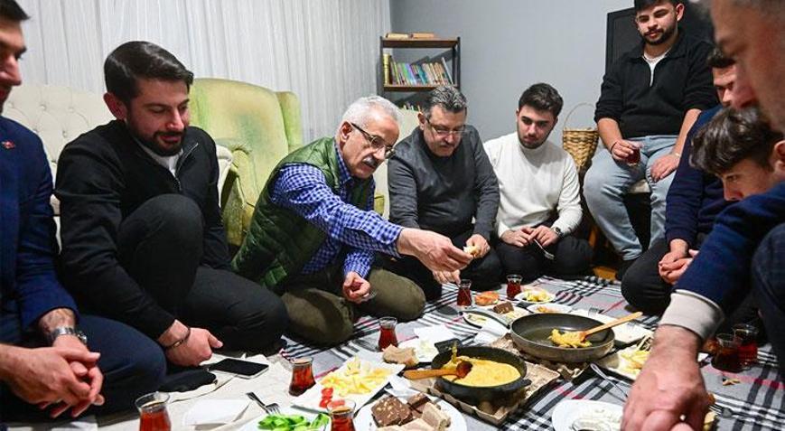 Bakan Uraloğlu, üniversiteli gençlerin sahur sofrasına misafir oldu