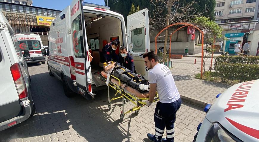 Otomobil, park halindeki TIRa çarptı; 5 yaralı