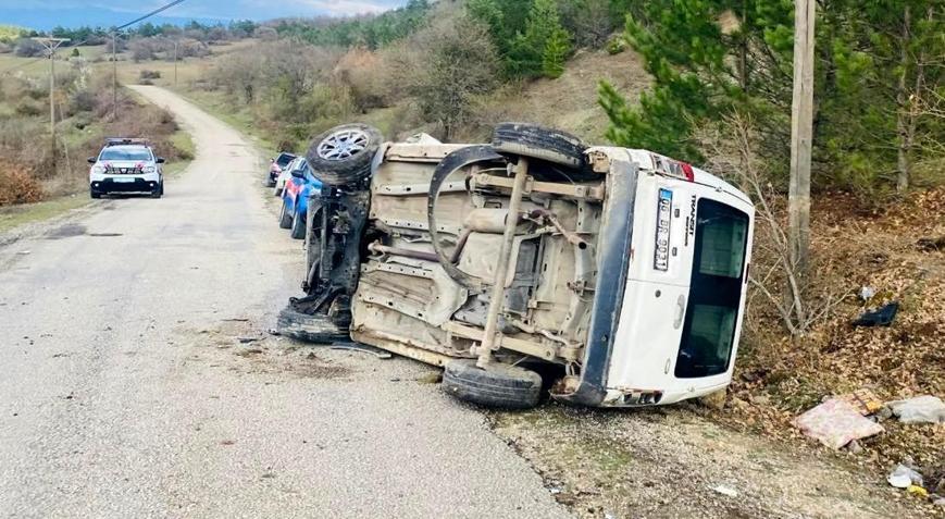 Devrilen hafif ticari aracın sürücüsü polis memuru, yaşamını yitirdi