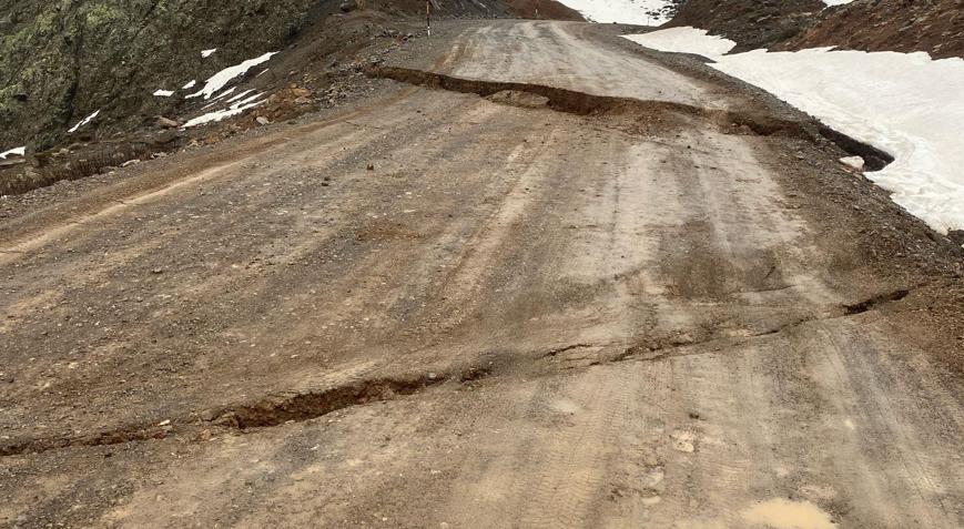 Kayseride sağanak nedeniyle yol çöktü