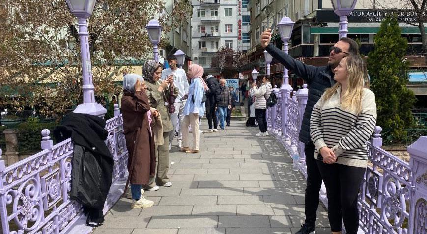 Bayram tatilinde akın ettiler Bu köprüye gelen fotoğraf çektirmeden gitmiyor