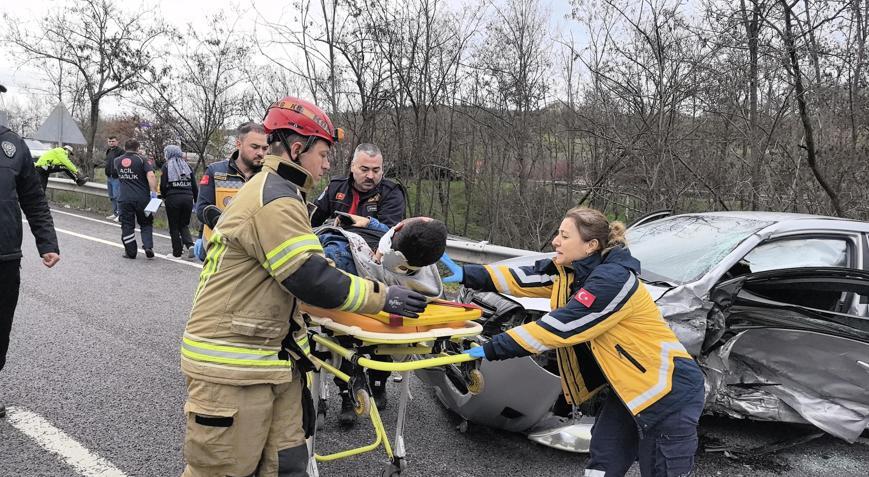 Bursada hafif ticari araç ile otomobil çarpıştı: 3 yaralı