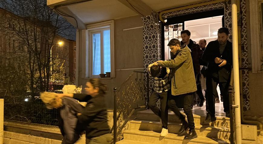 Polisi görünce kaçıp, kendisini eve kilitledi: 3 gözaltı