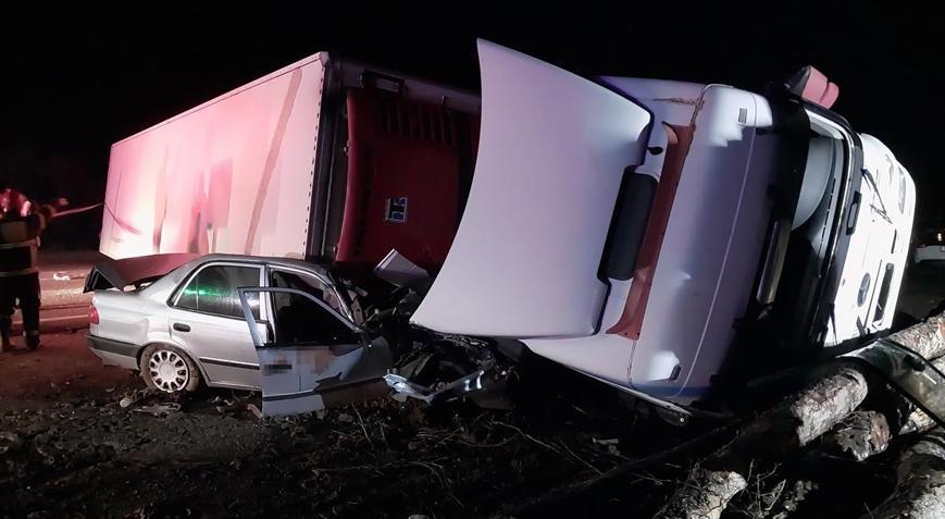 TIRın üzerine devrildiği otomobildeki baba yaralandı, oğlu öldü; kaza kamerada