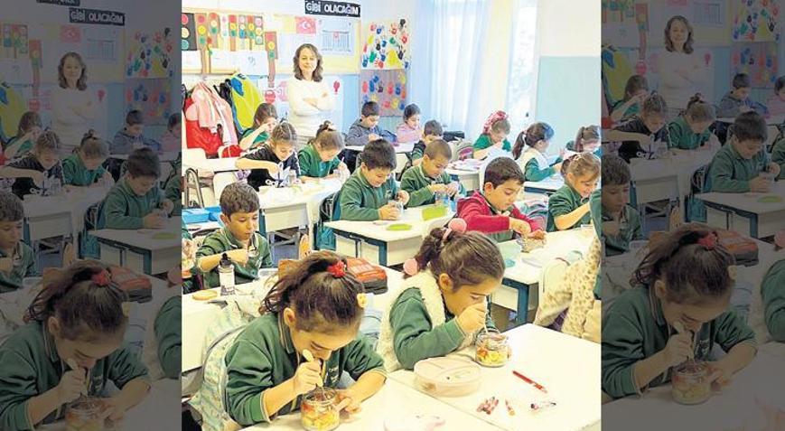 Aileler çocuklarıyla kucaklaşıyor