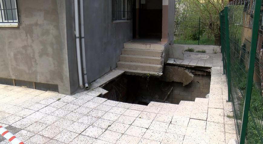 Pendikte 4 Katlı Binaların Bahçe Zemini Çöktü