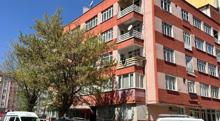 Binanın merdiveninden düşüp ağır yaralandı