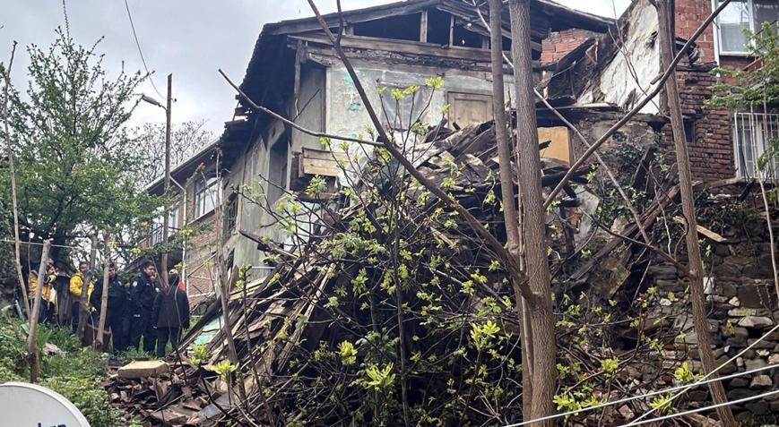 Tekirdağda 2 katlı boş ahşap ev çöktü