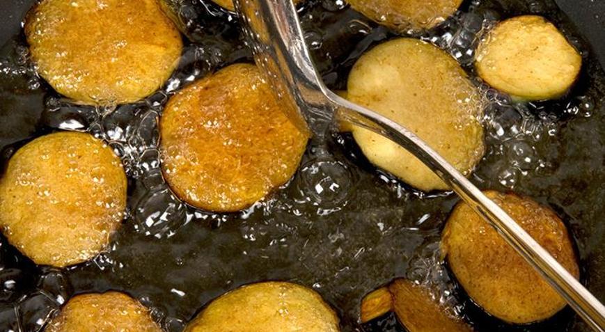 Asla yağ çekmeyen patlıcanın sırrı buymuş meğer Kızartmadan önce suda böyle bekletin