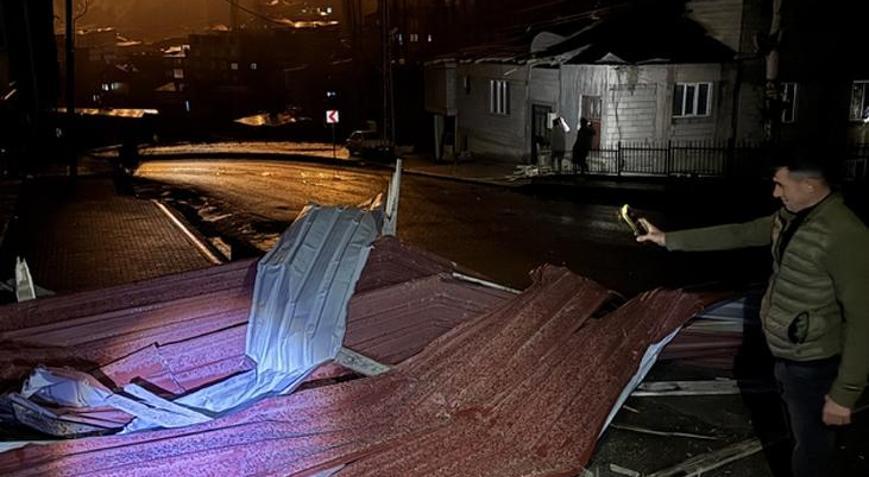 AFAD uyarmıştı Hakkaride şiddetli rüzgarda 69 çatı zarar gördü