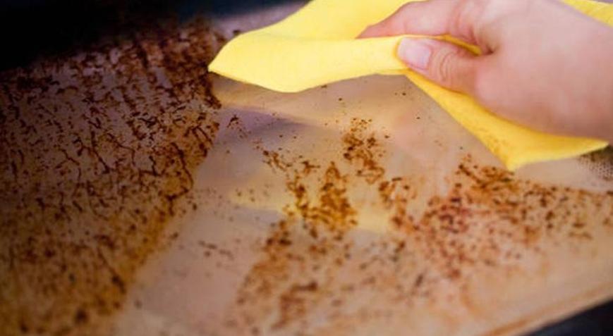 Ne sirke ne de karbonat Fırındaki inatçı yağ lekelerini söküp atan karışım