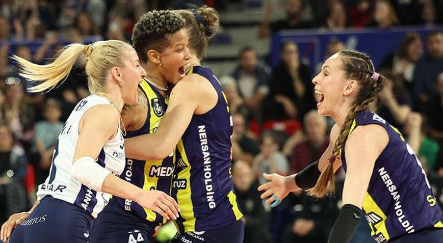 Fenerbahçede resmi imzalar atıldı Galatasaray derbisinde kulübede