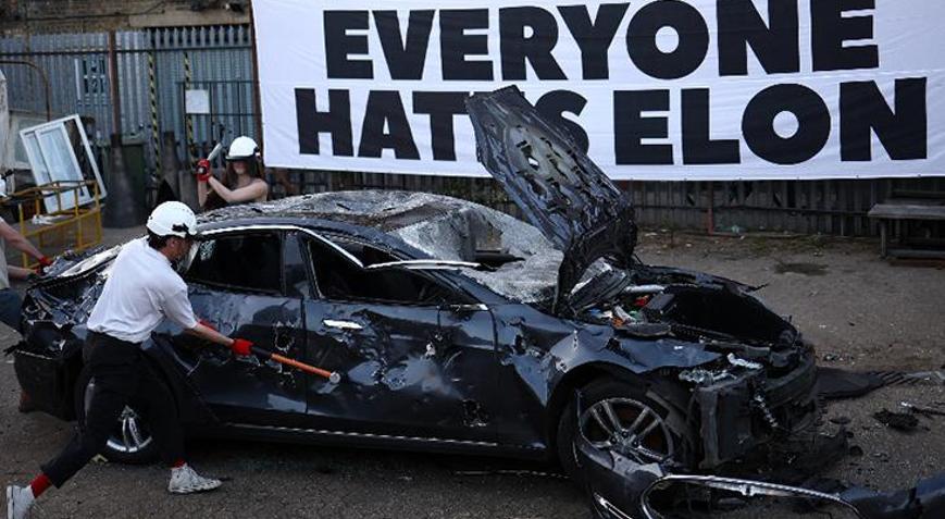 ABD’li milyarder Elon Musk’ı protesto etmek için Tesla aracı parçaladılar