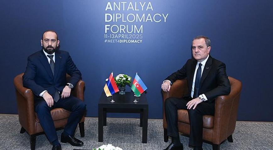 Azerbaycan ve Ermenistan Dışişleri Bakanları Antalyada görüştü