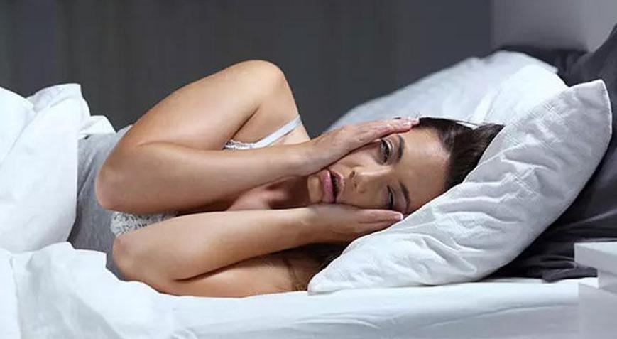 Bir bardağı mışıl mışıl uyutuyor Yatakta dönüp durma derdine deva olan çay