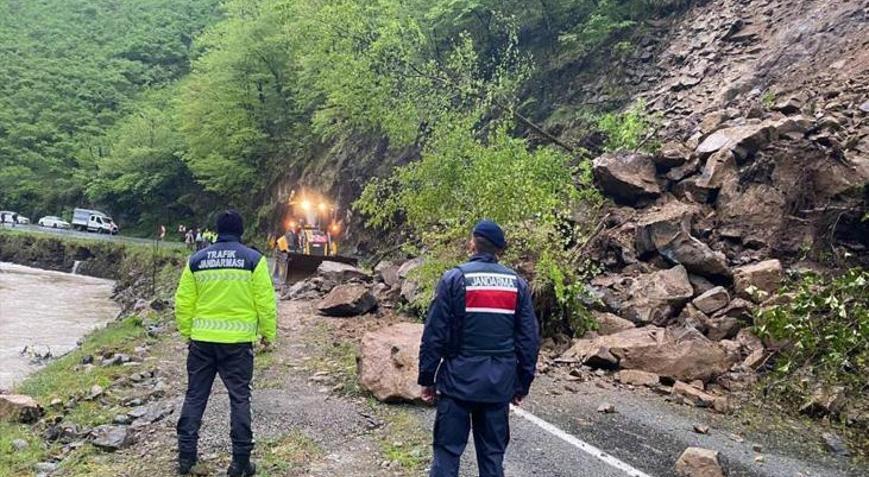 Giresun Bulancakta heyelan oldu ve yol kapandı