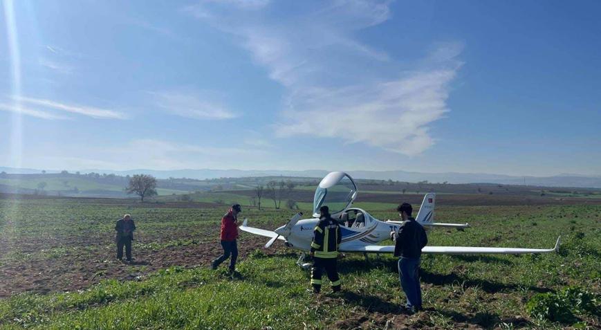 Eğitim uçağı tarlaya zorunlu iniş yaptı